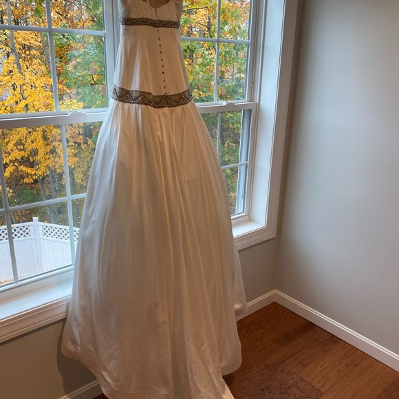 Wedding Dress. Strapless. Stunning. - Picture 6 of 6